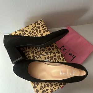Women’s suede pumps